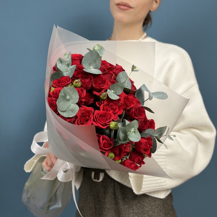 15 кустовых красных роз Рубикон 40 см